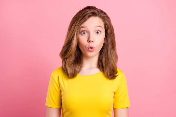 Foto von beeindruckt blonde Teenager-Mädchen tragen gelbes T-Shirt isoliert auf rosa Hintergrund — Stockfoto