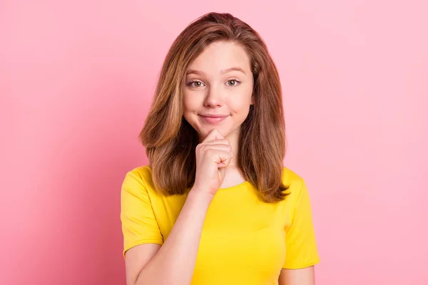 소녀의 매력적 인 매력적 인 소녀의 사진 행복 한 긍정적 인 미소 손 턱 터치 핑크 색 배경에서 고립된 생각 — 스톡 사진