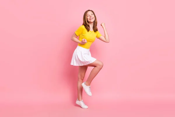 In voller Länge Profil Seite Foto von jungen Mädchen glücklich positives Lächeln freuen Sieg Sieger Sieg glücklich isoliert über rosa Hintergrund — Stockfoto