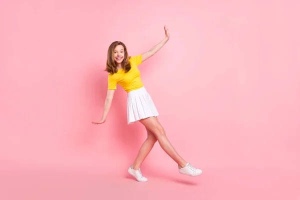 Perfil de tamaño completo lado de la foto de la joven feliz sonrisa positiva ir a pie juguetón aislado sobre fondo de color rosa —  Fotos de Stock
