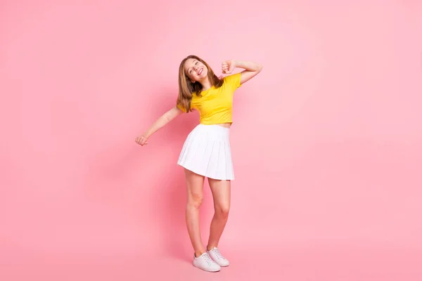 Pełna długość zdjęcie młodej dziewczyny szczęśliwy pozytywny uśmiech zabawy muzyka taneczna izolowane na różowy kolor tła — Zdjęcie stockowe