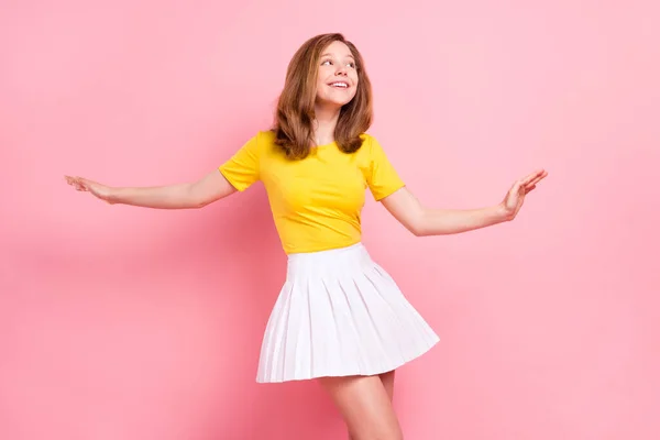 Foto de menina alegre feliz sorriso positivo sonho olhar espaço vazio isolado sobre cor rosa fundo — Fotografia de Stock