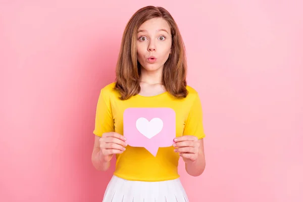 Foto da menina surpreendido choque surpresa segurar como blogueiro ícone de reação cardíaca isolado sobre fundo cor-de-rosa — Fotografia de Stock
