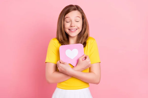 Foto de doce loira adolescente menina abraço como desgaste amarelo t-shirt isolado no fundo cor-de-rosa — Fotografia de Stock