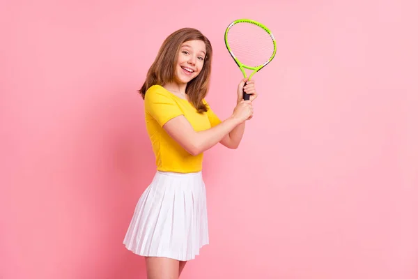 Profiel zijkant foto van jong meisje gelukkig positieve glimlach sportief spelen tennis training racket geïsoleerd over roze kleur achtergrond — Stockfoto
