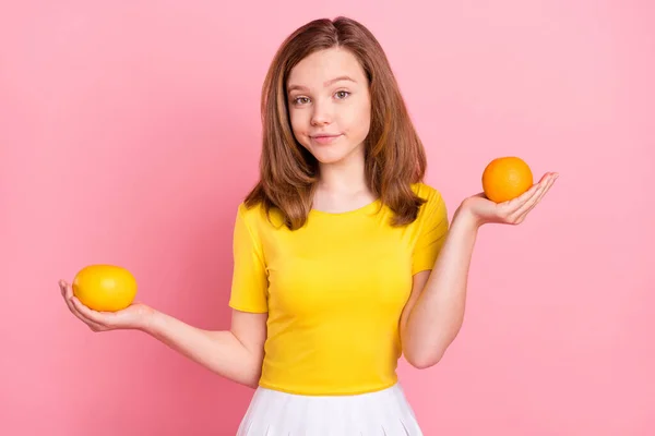 Foto di giovane ragazza felice sorriso positivo tenere per mano arancia frutta cibo peso isolato su sfondo di colore rosa — Foto Stock