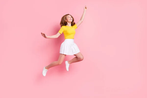 Полная длина фото смешные каштановые волосы маленькая девочка прыгать носить футболку юбка изолированы на розовом фоне цвета — стоковое фото