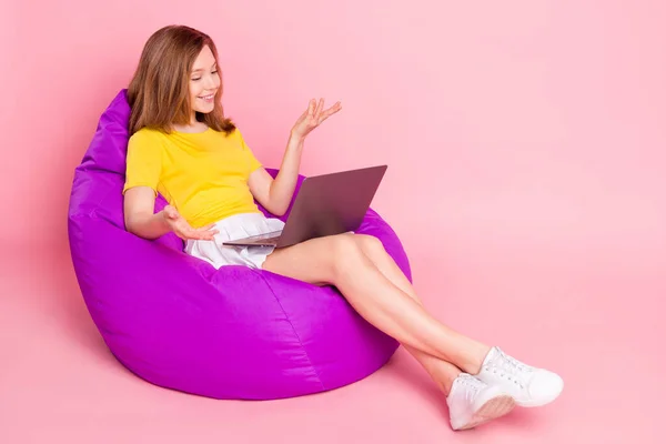 Foto sisi profil penuh gadis muda bahagia senyum positif laptop percakapan video yang terisolasi dengan latar belakang warna pastel — Stok Foto