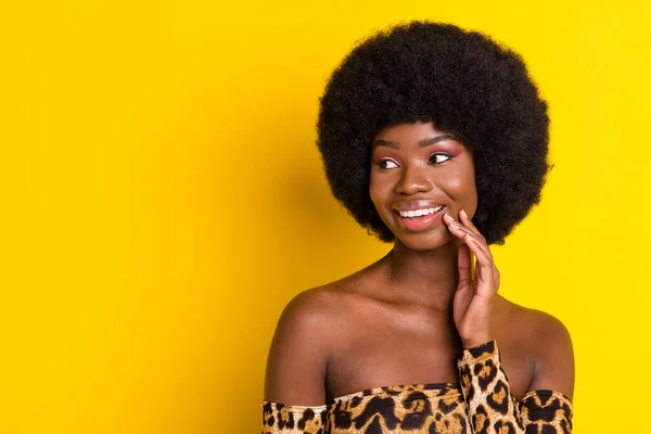 Portret van aantrekkelijke vrolijke meisje kijken opzij denken kopiëren lege ruimte geïsoleerd over helder gele kleur achtergrond — Stockfoto