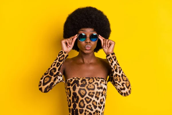 Фотопортрет женщина в гламурном леопардовом платье солнцезащитные очки посылая воздушный поцелуй изолированные ярко-желтый цвет фона — стоковое фото