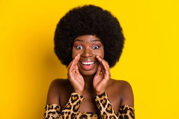 Retrato de glamourosa alegre menina surpreso dizendo anúncio de notícias oferecer isolado sobre fundo de cor amarelo brilhante — Fotografia de Stock