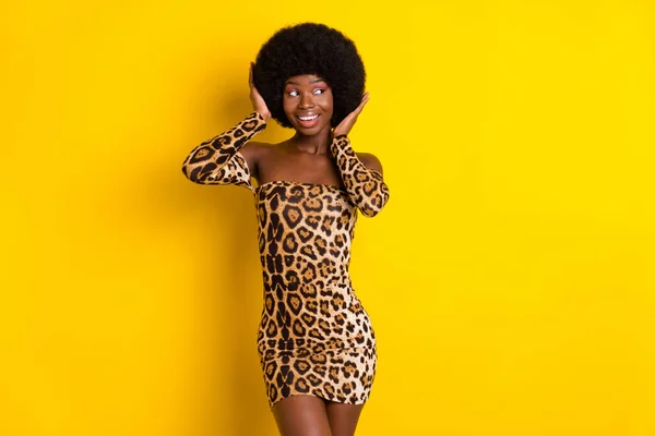 Foto retrato mujer tocando peinado rizado buscando espacio en blanco aislado color amarillo brillante fondo — Foto de Stock