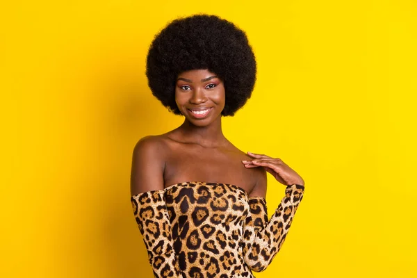 Photo portrait woman wearing leopard top smiling touching shoulders isolated bright yellow color background — Stockfoto