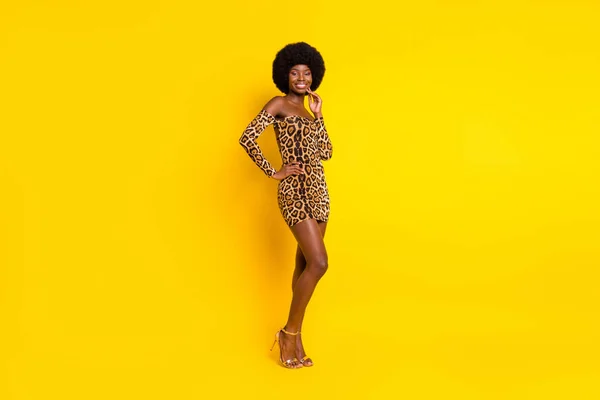 Foto de delgada encantadora mujer de piel oscura usar fuera de hombros ropa de pie brazo mejilla aislado color amarillo fondo — Foto de Stock