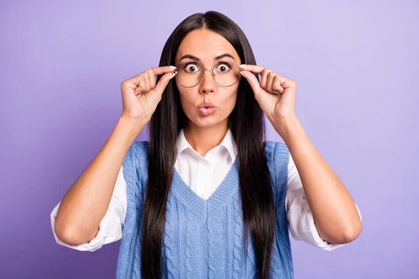 Portret van aantrekkelijke verbaasd slimme langharige vrouw aanraken specs pruik lippen geïsoleerd over violet paars pastel kleur achtergrond — Stockfoto