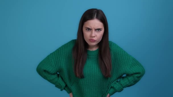 Furious wanita memperingatkan jari bodoh keputusan terisolasi biru tua warna latar belakang — Stok Video
