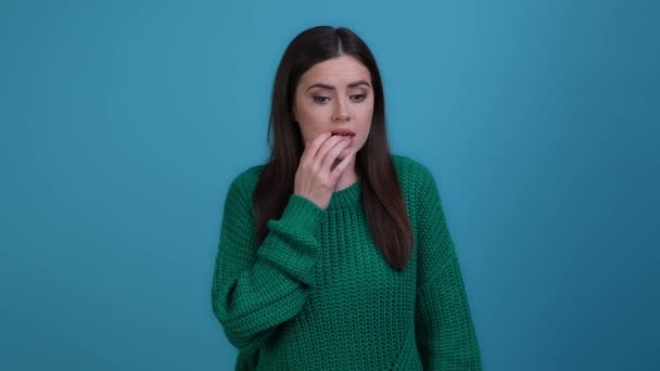 Frustrated lady make error impressed isolated dark blue color background — Stockvideo
