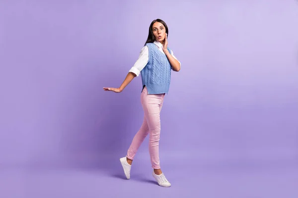Longitud completa vista del tamaño del cuerpo de la atractiva curiosa chica funky sorprendido caminando aislado sobre violeta púrpura color de fondo — Foto de Stock