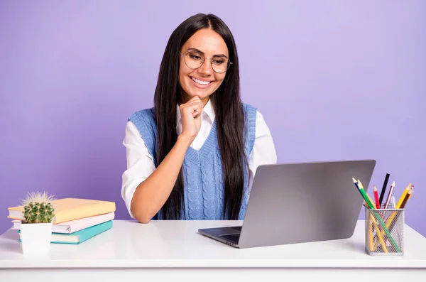 Портрет красивой брюнетки веселой целеустремленной девушки с помощью ноутбука подготовки экзамена курсы изолированы на фиолетовый фиолетовый цвет фона — стоковое фото