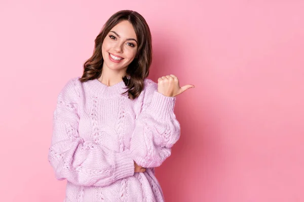 Foto de señora bonita indican pulgar vacío espacio sonrisa dentada desgaste jersey de punto aislado de color rosa fondo —  Fotos de Stock