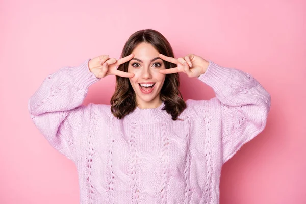 Portrait of attractive cheerful girl showing double v-sign near eye isolated over pink pastel blue color background — Foto Stock