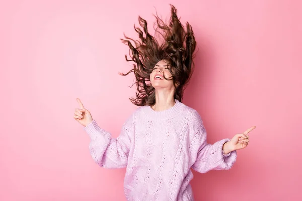 Portré szép hűvös vidám álmodozó lány tánc szórakozás élvezi elszigetelt rózsaszín pasztell kék háttér — Stock Fotó