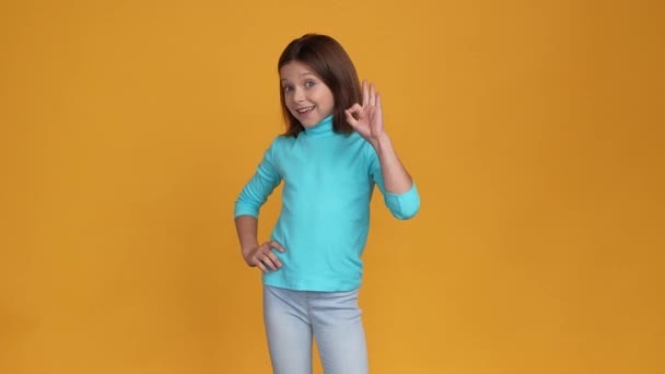 Stijlvolle trendy schooljongen geweldig oke symbool geïsoleerde heldere kleur achtergrond — Stockvideo