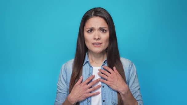 Lady depressie onder de indruk verschrikkelijk nieuwigheid geïsoleerde blauwe kleur achtergrond — Stockvideo