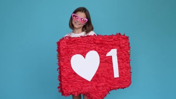 Liebenswerte Kind halten Papier wie Blog-App isoliert blaue Farbe Hintergrund — Stockvideo