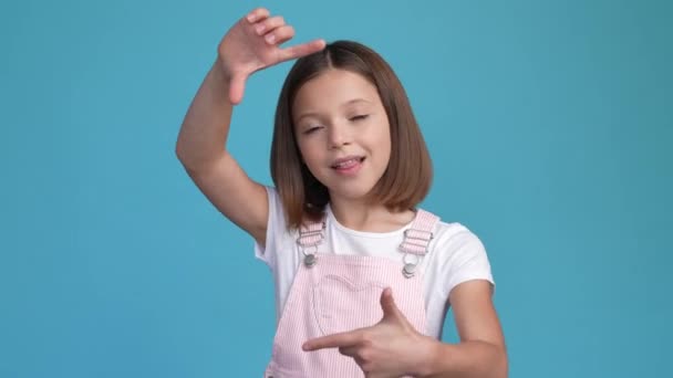 Szalony uczennica zrobić ręce migawki język się odizolowany niebieski kolor tła — Wideo stockowe
