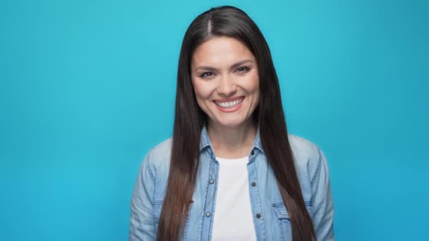 Doce agradável senhora dente sorrindo câmera isolado azul cor de fundo — Vídeo de Stock