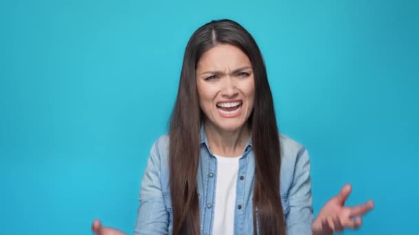 Depresivní dáma křičet nedorozumění izolované modré barvy pozadí — Stock video