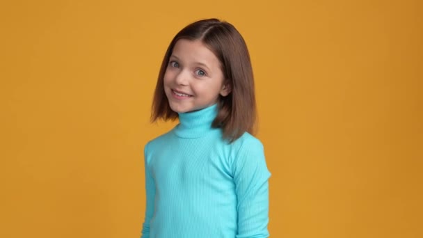 可爱的小学生笑着孤零零的明亮的色彩背景 — 图库视频影像