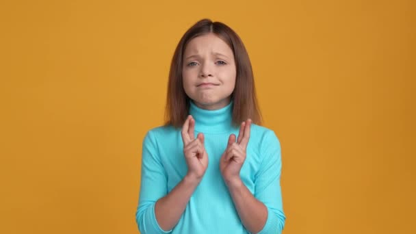 Schoolkid beten Geschenk mit erhobenen Fingern isoliert Glanz Farbe Hintergrund — Stockvideo