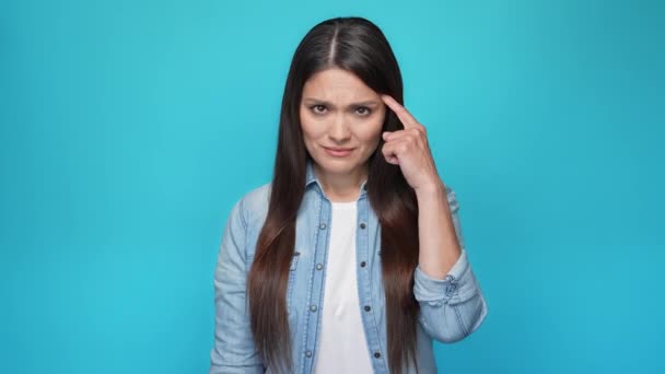 Lady point finger forehead dislike insane idea isolated blue color background — Vídeo de Stock