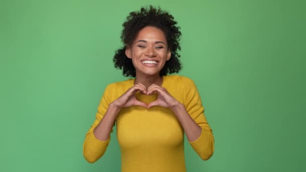Romantiek dame maken hart handen vorm geïsoleerde levendige kleur achtergrond — Stockvideo