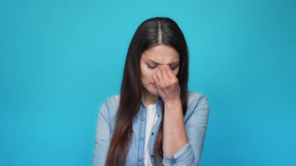 Lady trpí chřipka čelo bolí napětí izolované modré barvy pozadí — Stock video