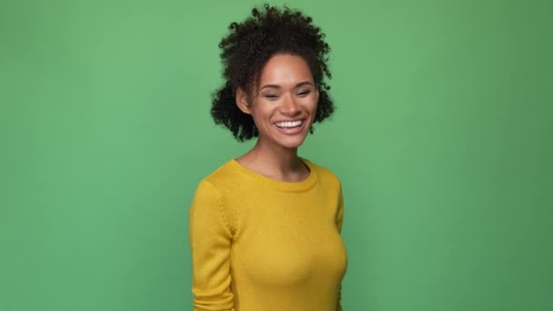 Menina bonita dama de dentes sorriso jumper isolado cor brilhante fundo — Vídeo de Stock