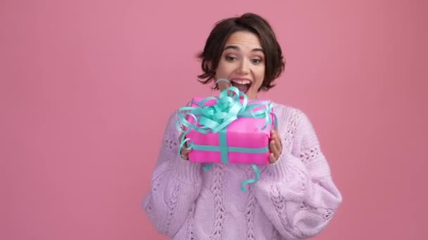 Positive shock lady shake package enjoy isolated pastel color background — Stockvideo