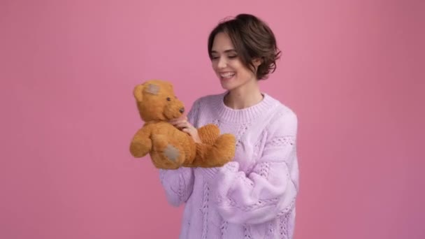 Positieve leuke dame dansen knuffeldier speelgoed geïsoleerde pastel kleur achtergrond — Stockvideo