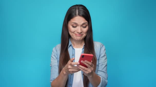 Lady blogger używać inteligentne urządzenie komunikować odizolowany niebieski kolor tła — Wideo stockowe