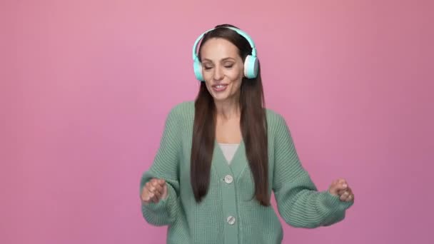 Excited lady hear volume radio dance isolated pastel color background — Stockvideo