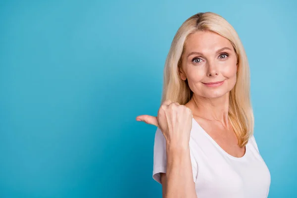 Positivo velho mulher ponto polegar dedo copyspace desgaste bom look roupa isolado azul cor fundo — Fotografia de Stock