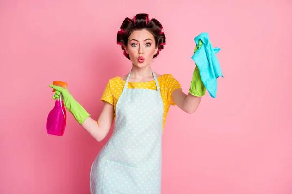 Amazed girl polish copyspace rag bottle wear yellow dotted t-shirt rubber latex gloves isolated pastel color background — Stockfoto