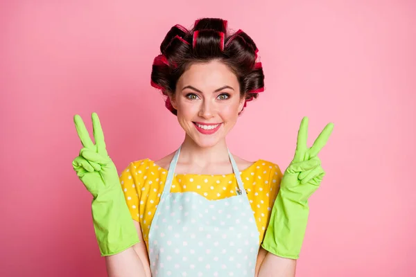 Portrait of positive girl make v-sign rubber gloves wear yellow dotted t-shirt isolated on pastel color background — Stock Photo, Image