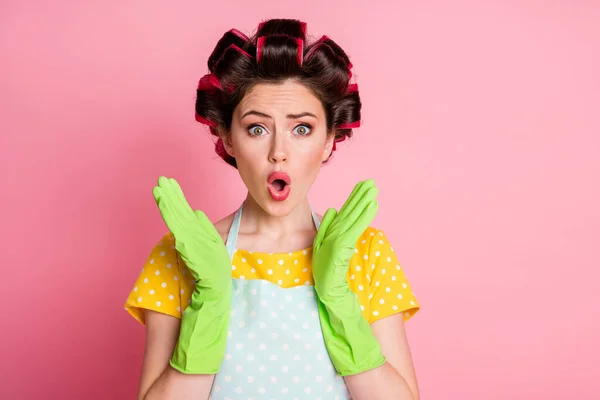 Portrait of astonished girl housekeeper scream wear yellow hair roller isolated over pastel color background — Stock Photo, Image
