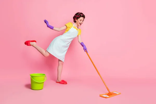 Full size foto van positief meisje vrouw wassen vloer dweil geïsoleerd over pastel kleur achtergrond — Stockfoto