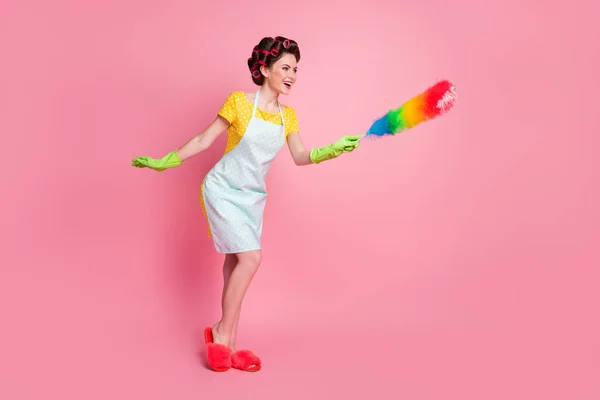 Celotělová fotografie vzrušené dívky čisté měkké prachové copyspace oblečení tečkované šaty rukavice pantofle izolované pastelové barvy pozadí — Stock fotografie