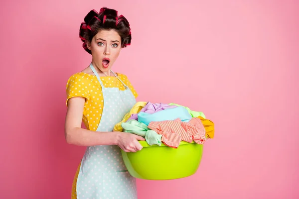 Portret van gefrustreerde verbaasd vrouw houden wastafel vuile was slijtage gestippelde t-shirt geïsoleerd op pastel kleur achtergrond — Stockfoto