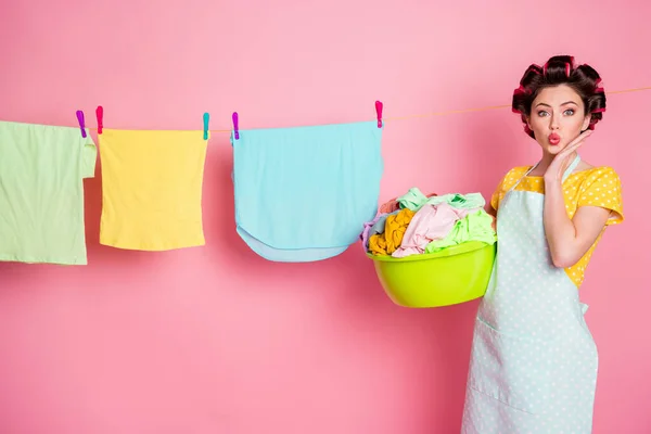 Retrato del glamuroso ama de casa asombrada colgando vestidor en los labios de la bolsa de cuerda aislado en fondo de color pastel rosa —  Fotos de Stock